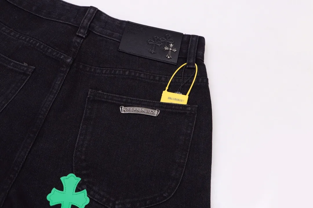 P250 model number: H428 Chrome Hearts CH Chrome Hearts heavy industry damaged ripped high street jeans exude uninhibited personality and unique charm. Every wear and tear is carefully designed to present a unique artistic feel. Made of imported denim fabric, which has undergone heavy industrial washing and destruction treatment, the trousers show a super cool effect on the upper body, allowing you to dominate the fashion stage.  This is more than just a pair of jeans, it is an expression of attitude. With its unique design concept and ultimate pursuit of details, Croxin breaks traditional boundaries and defines the jeans trend in the new era. The trousers are made of double-layer woven fabric and matched with customized hardware, showing an incomparably beautiful and unique style, making every wearer the focus of fashion. Imported denim fabric, super heavy-duty washed and damaged, the upper body is super cool! Customized hardware, incomparably good-looking model. The production process is difficult. It has a high-street feel. Color: black Size: S M L XL XXL